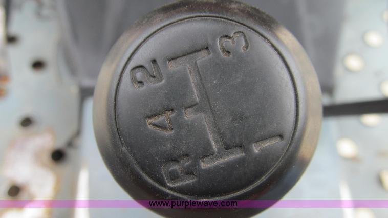 image for item E3872 1999 Massey-Ferguson 4253 tractor