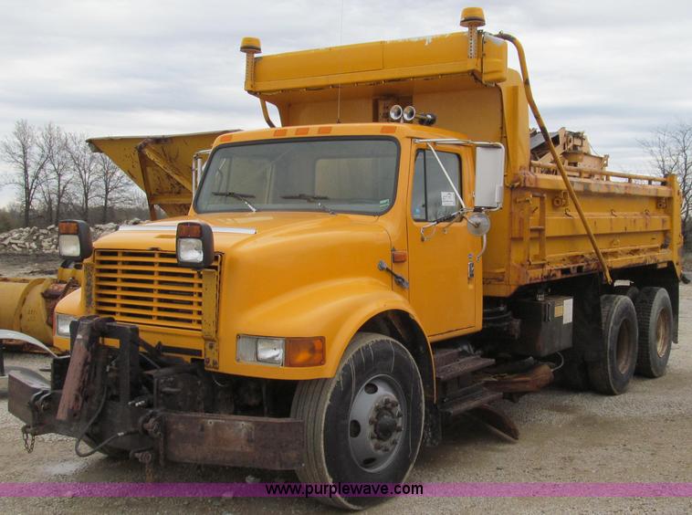 image for item E3899 1999 International 4900 dump truck