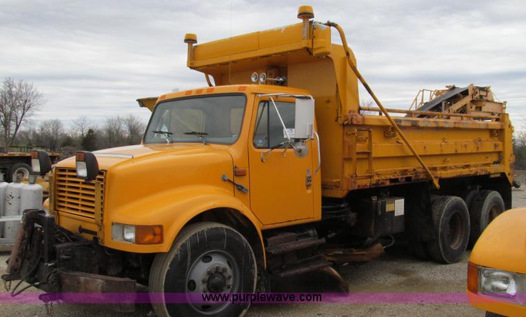 image for item E3899 1999 International 4900 dump truck