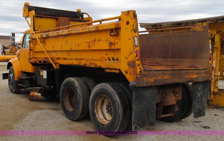 image for item E3899 1999 International 4900 dump truck