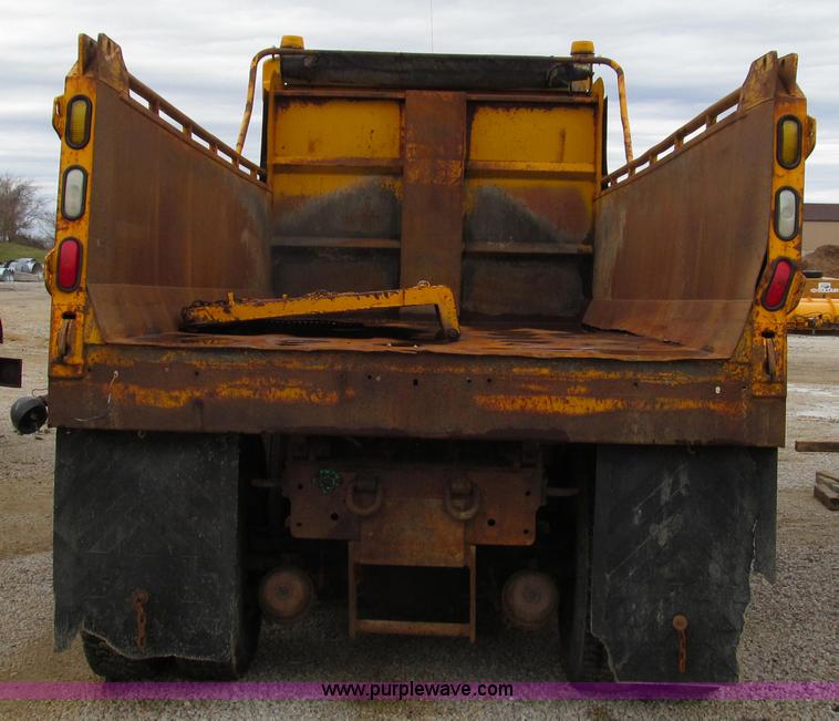 image for item E3899 1999 International 4900 dump truck