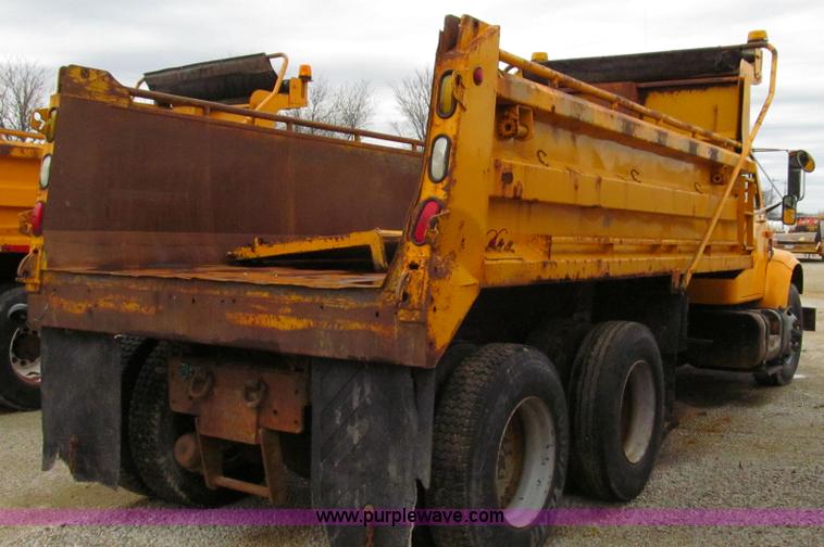image for item E3899 1999 International 4900 dump truck