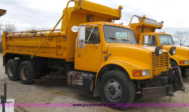 image for item E3899 1999 International 4900 dump truck