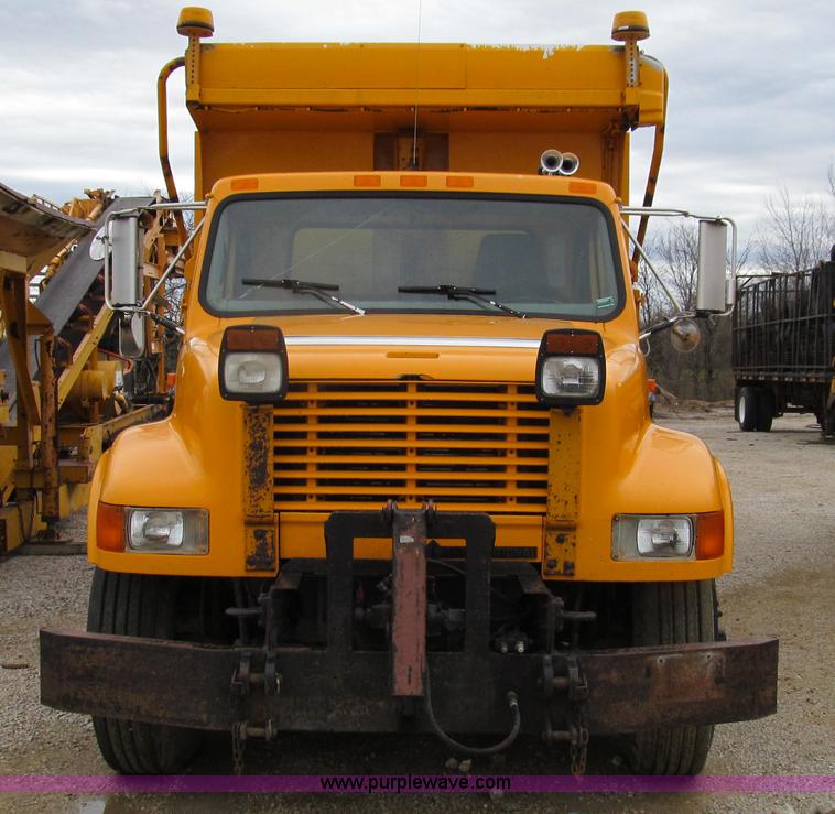 image for item E3899 1999 International 4900 dump truck