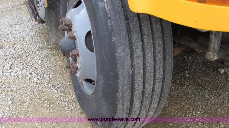 image for item E3899 1999 International 4900 dump truck