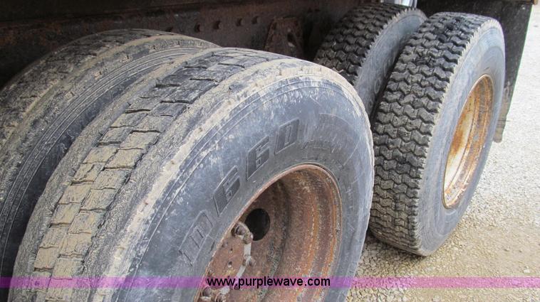 image for item E3899 1999 International 4900 dump truck