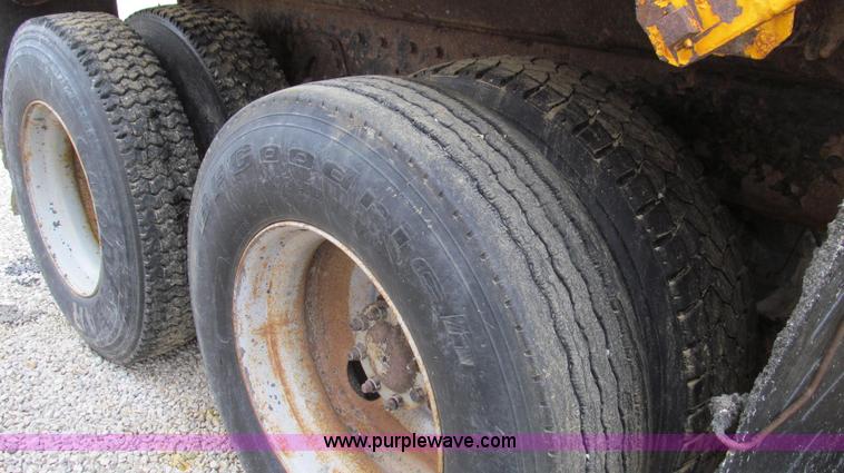 image for item E3899 1999 International 4900 dump truck