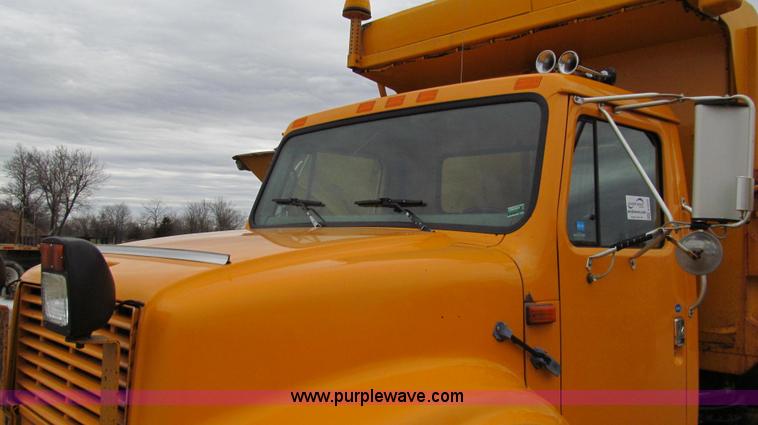 image for item E3899 1999 International 4900 dump truck