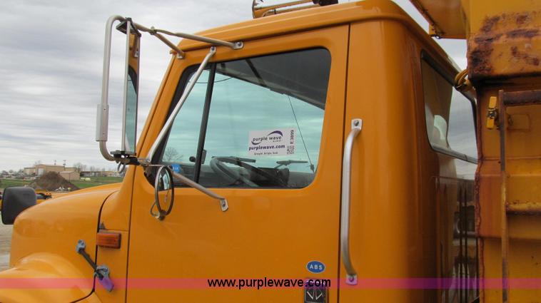 image for item E3899 1999 International 4900 dump truck