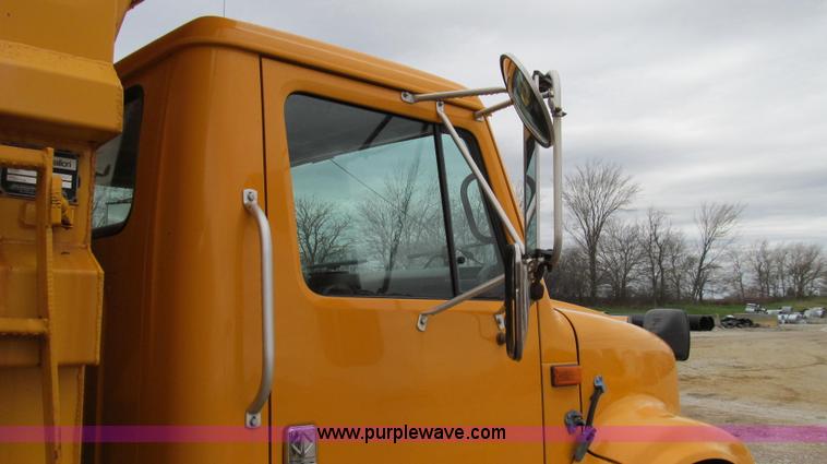 image for item E3899 1999 International 4900 dump truck
