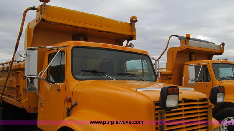 image for item E3899 1999 International 4900 dump truck