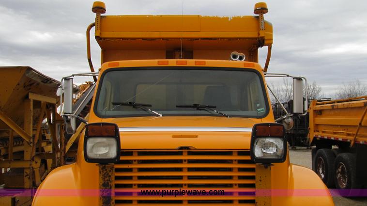 image for item E3899 1999 International 4900 dump truck