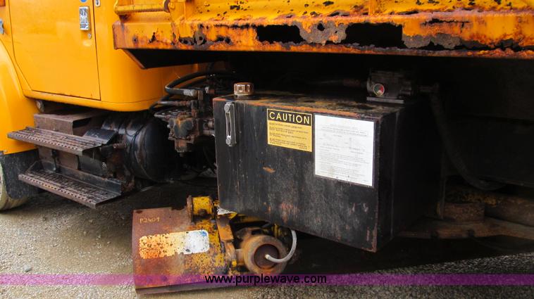 image for item E3899 1999 International 4900 dump truck