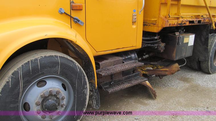 image for item E3899 1999 International 4900 dump truck