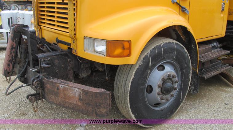 image for item E3899 1999 International 4900 dump truck