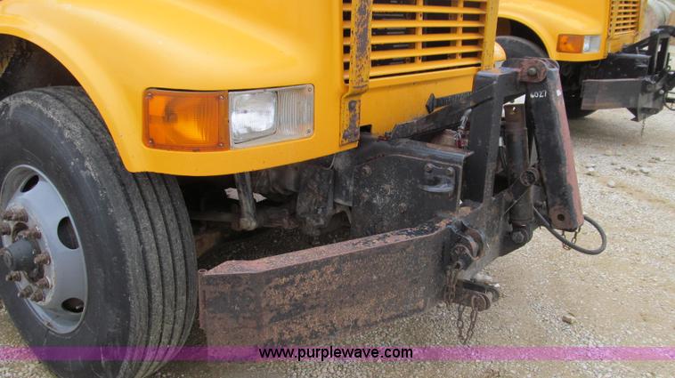 image for item E3899 1999 International 4900 dump truck