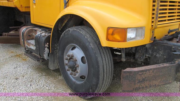 image for item E3899 1999 International 4900 dump truck