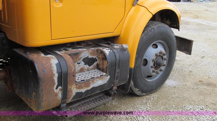 image for item E3899 1999 International 4900 dump truck