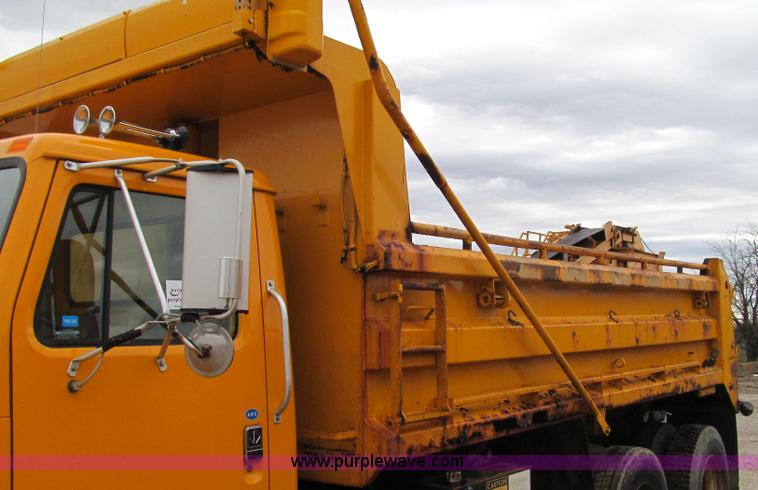 image for item E3899 1999 International 4900 dump truck