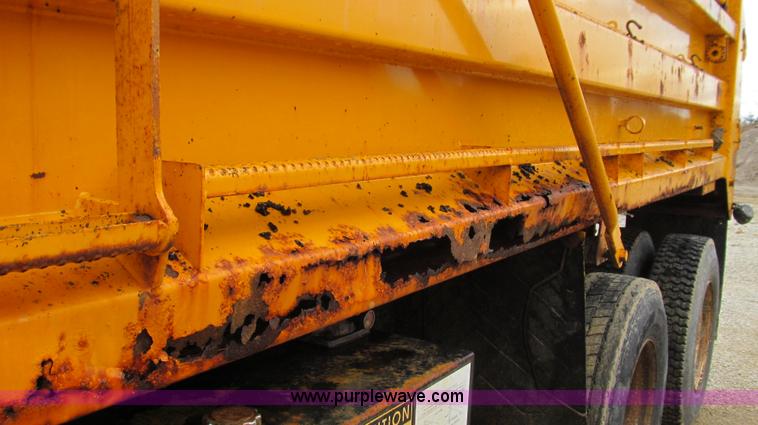image for item E3899 1999 International 4900 dump truck