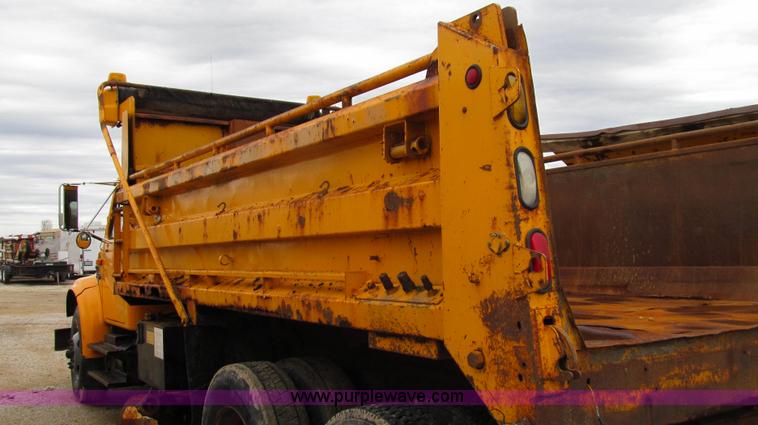 image for item E3899 1999 International 4900 dump truck