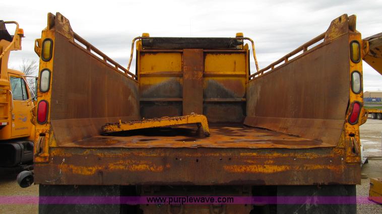 image for item E3899 1999 International 4900 dump truck