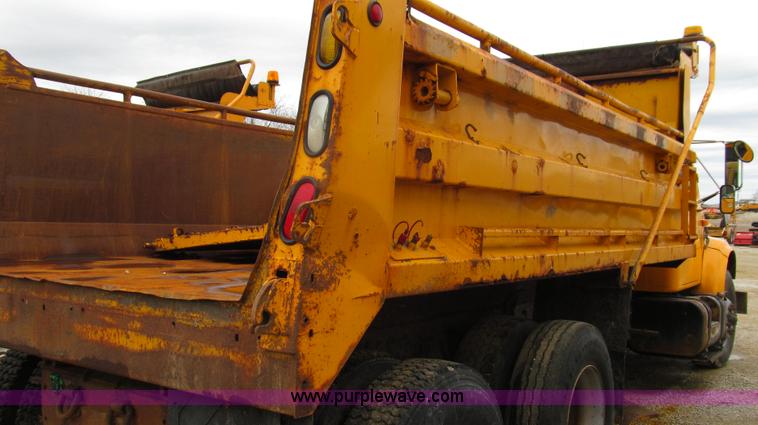 image for item E3899 1999 International 4900 dump truck