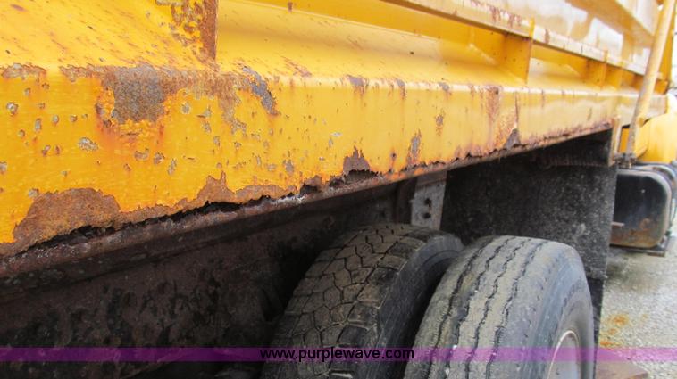 image for item E3899 1999 International 4900 dump truck