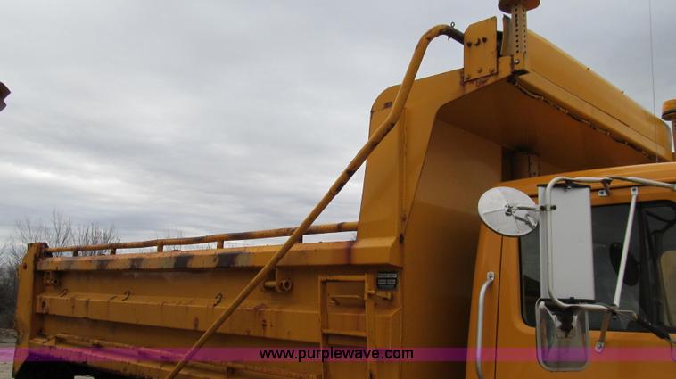 image for item E3899 1999 International 4900 dump truck