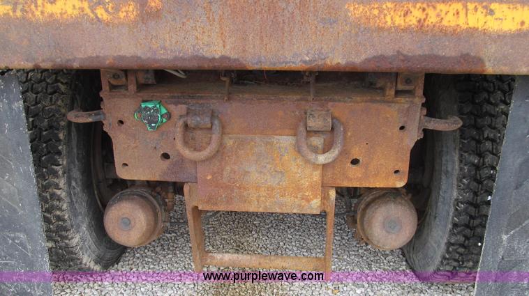 image for item E3899 1999 International 4900 dump truck