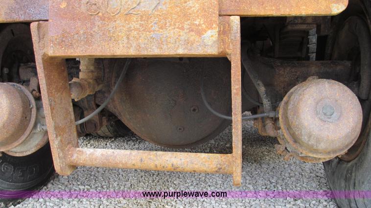 image for item E3899 1999 International 4900 dump truck