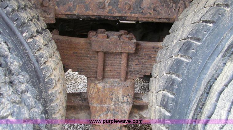 image for item E3899 1999 International 4900 dump truck