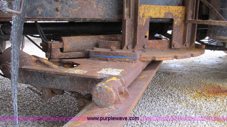 image for item E3899 1999 International 4900 dump truck