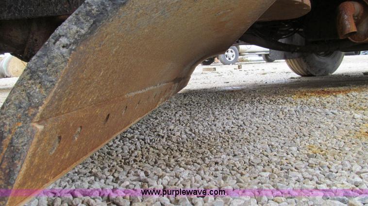 image for item E3899 1999 International 4900 dump truck