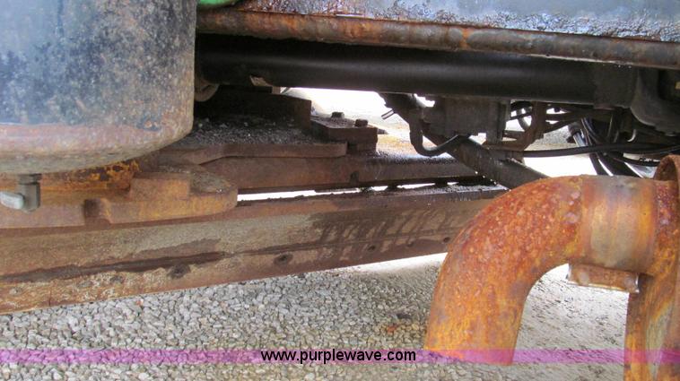 image for item E3899 1999 International 4900 dump truck