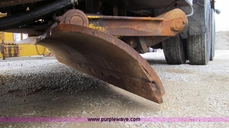 image for item E3899 1999 International 4900 dump truck