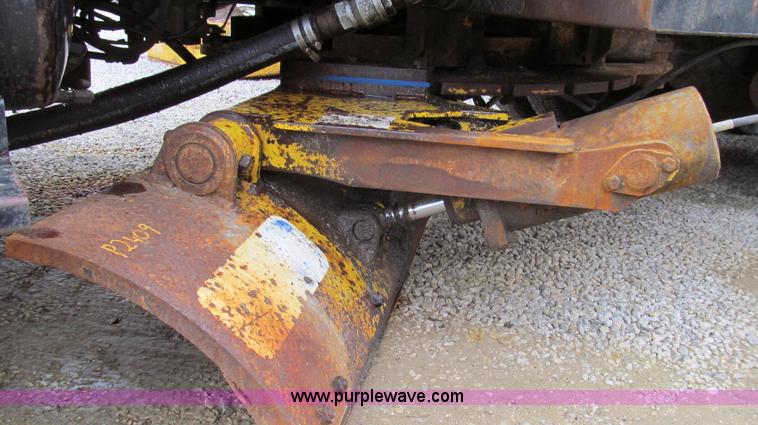 image for item E3899 1999 International 4900 dump truck