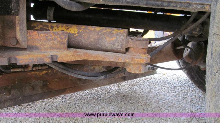 image for item E3899 1999 International 4900 dump truck