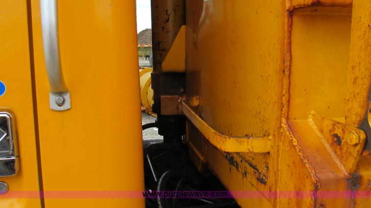 image for item E3899 1999 International 4900 dump truck