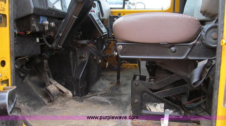 image for item E3899 1999 International 4900 dump truck