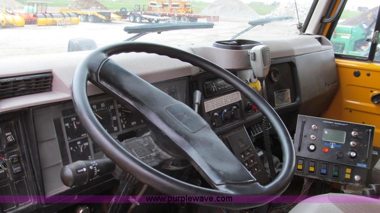 image for item E3899 1999 International 4900 dump truck