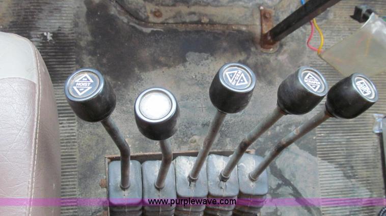 image for item E3899 1999 International 4900 dump truck