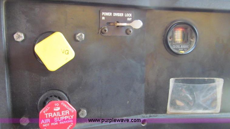 image for item E3899 1999 International 4900 dump truck