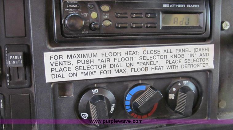 image for item E3899 1999 International 4900 dump truck