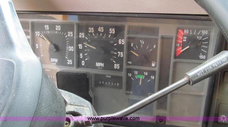 image for item E3899 1999 International 4900 dump truck