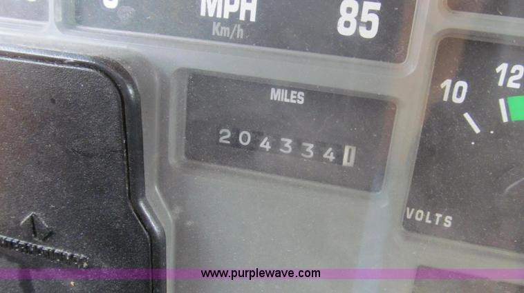 image for item E3899 1999 International 4900 dump truck