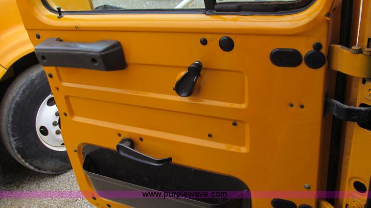 image for item E3899 1999 International 4900 dump truck