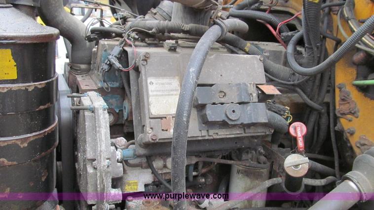 image for item E3899 1999 International 4900 dump truck