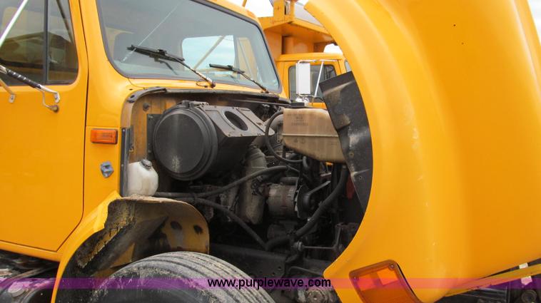 image for item E3899 1999 International 4900 dump truck