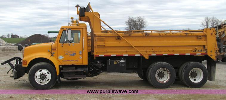 image for item E3900 1999 International 4900 dump truck